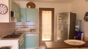 Frigorifero, forno, bollitore elettrico, pentole/stoviglie/utensili