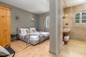 4 habitaciones, tabla de planchar con plancha, wifi y ropa de cama 