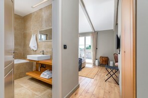 4 室のベッドルーム、アイロン / アイロン台、WiFi、ベッドシーツ