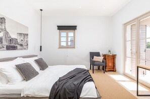 4 habitaciones, tabla de planchar con plancha, wifi y ropa de cama 