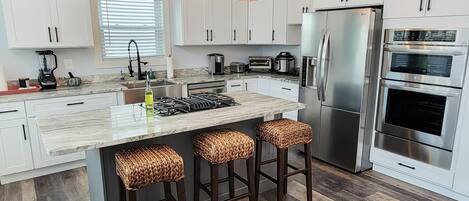 Een microgolfoven, een koffiezetapparaat/waterkoker