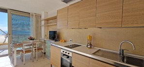 Fridge, dishwasher, coffee/tea maker