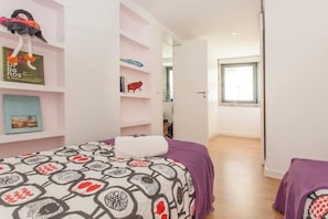 2 habitaciones, tabla de planchar con plancha y cuna de viaje