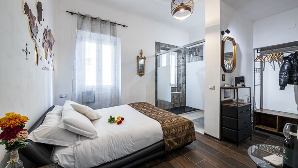 A modern hotel room with a large bed, a wardrobe, a vanity, and a bathroom with a glass shower. - Borgo Ognissanti Suites Stay in the Heart of Florence! 🔝 brand new location (Firenze)