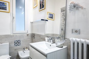 Ducha, secador de pelo, bidet, toallas