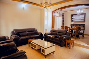 Flat-screen TV - SUNFLOWER HOMES VILLA (Kigali)