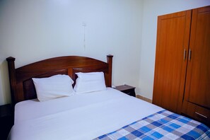 Basic Single Room | Soundproofing, free WiFi - SUNFLOWER HOMES VILLA (Kigali)