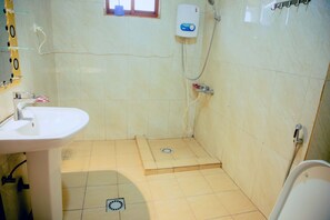 Basic Single Room | Bathroom | Free toiletries, hair dryer, bathrobes, slippers - SUNFLOWER HOMES VILLA (Kigali)