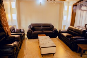 Flat-screen TV - SUNFLOWER HOMES VILLA (Kigali)