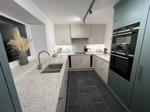 Kjøleskap, mikrobølgeovn, ovn og kokeplater