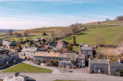 Folly Cottage: A Cosy, Dog friendly cottage in a village in North Yorks Dales.