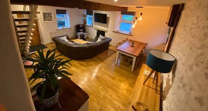 Folly Cottage: A Cosy, Dog friendly cottage in a village in North Yorks Dales.
