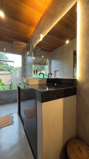 Suite Studio Luxe | Salle de bain | Douche, sèche-cheveux, bidet, serviettes fournies