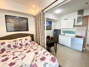 Honeymoon Studio | Free WiFi - Azure By Ian (Parañaque)