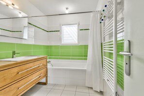 Shower, hair dryer - House for 6 -Pool - 150m from the beach in Arès (Arès)