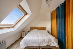 4 bedrooms, iron/ironing board, free WiFi