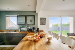 Fridge, microwave, oven, dishwasher - House with pool for 8 - 500m from the beach (Plobannalec-Lesconil)