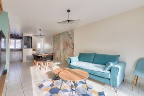 TV - Modern 2-bedroom house with shared pool (Les Sables-d´Olonne)