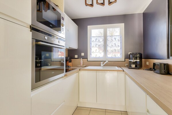 Réfrigérateur, micro-ondes, four, lave-vaisselle