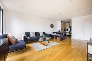 Living area - 2 Bed Apartment in Shoreditch (London)