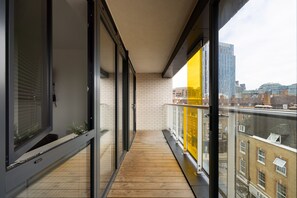 Balcony - 2 Bed Apartment in Shoreditch (London)