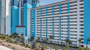 Ein großes Hotel mit mehreren Etagen, einer auffälligen blau-weißen Farbgebung und einem zentralen Turm.