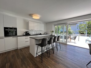 Kjøleskap, ovn, kokeplater og oppvaskmaskin