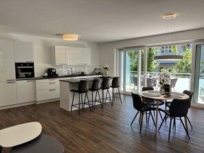 Kjøleskap, ovn, kokeplater og oppvaskmaskin