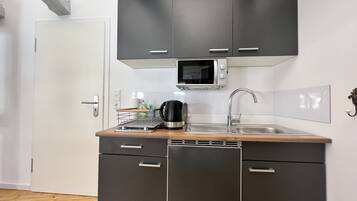 Kühlschrank, Mikrowelle, Herdplatte, Wasserkocher mit Kaffee-/Teezubehör