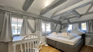 Ein Zimmer mit einem Bett, einem Schreibtisch und einem Stuhl.