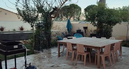 Maison Lumineuse Avec de Beaux Volumes et Piscine