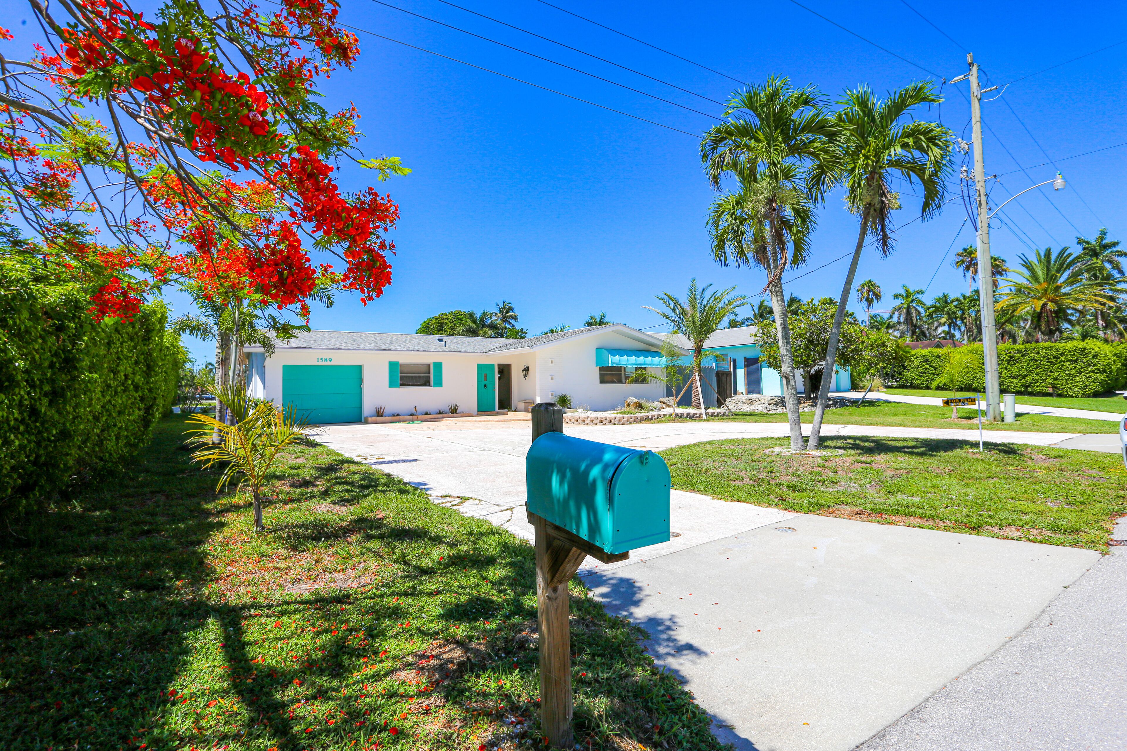 CUTE FLORIDA HOME ON THE WATER STRAIGHT SHOT TO GORDON RIVER AND GULF OF MEXICO