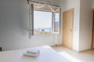 4 bedrooms, desk