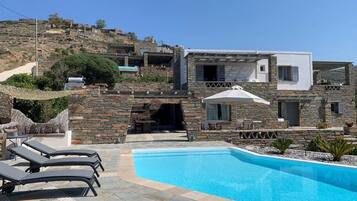 Villa | 4 bedrooms, desk