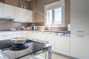 House | 4 bilik tidur, meja 