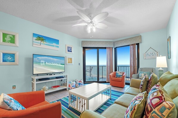 Signature appartement, 2 slaapkamers, 2 badkamers | Woonkamer | Een 55-inch smart-tv met kabelzenders