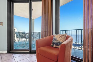 Signature appartement, 2 slaapkamers, 2 badkamers | Woonkamer | Een 55-inch smart-tv met kabelzenders