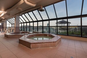 Piscine intérieure, piscine extérieure