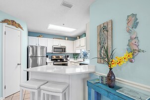 Condo Signature, 2 chambres, 2 salles de bains | Cuisine privée | Réfrigérateur, four à micro-ondes, un four, surface de cuisson