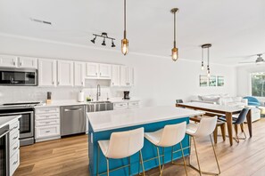 冷蔵庫、電子レンジ、オーブン、コンロ