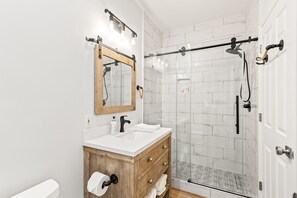 Douche, sĂšche-cheveux, serviettes fournies, savon