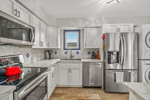 ثلاجة، ميكروويف، فرن، موقد طهي مسطح