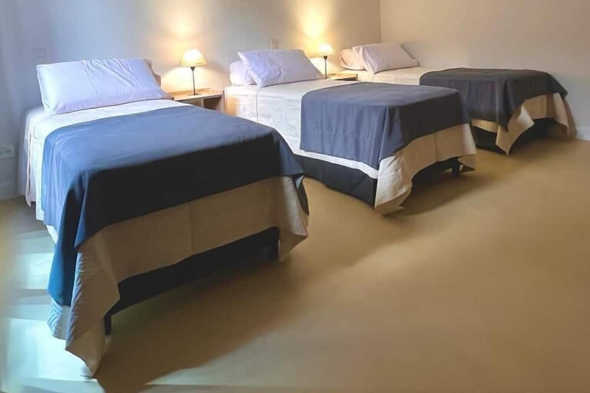Luxe beddengoed, pillowtop-bedden, individueel gemeubileerd, een bureau