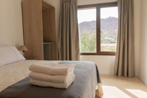 Klassieke driepersoonskamer, uitzicht op bergen | Luxe beddengoed, pillowtop-bedden, individueel gemeubileerd, een bureau