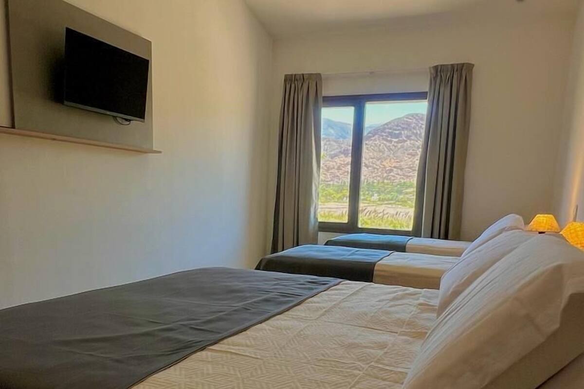 Habitación cuádruple Deluxe | Ropa de cama de alta calidad, camas con pillow-top y escritorio 