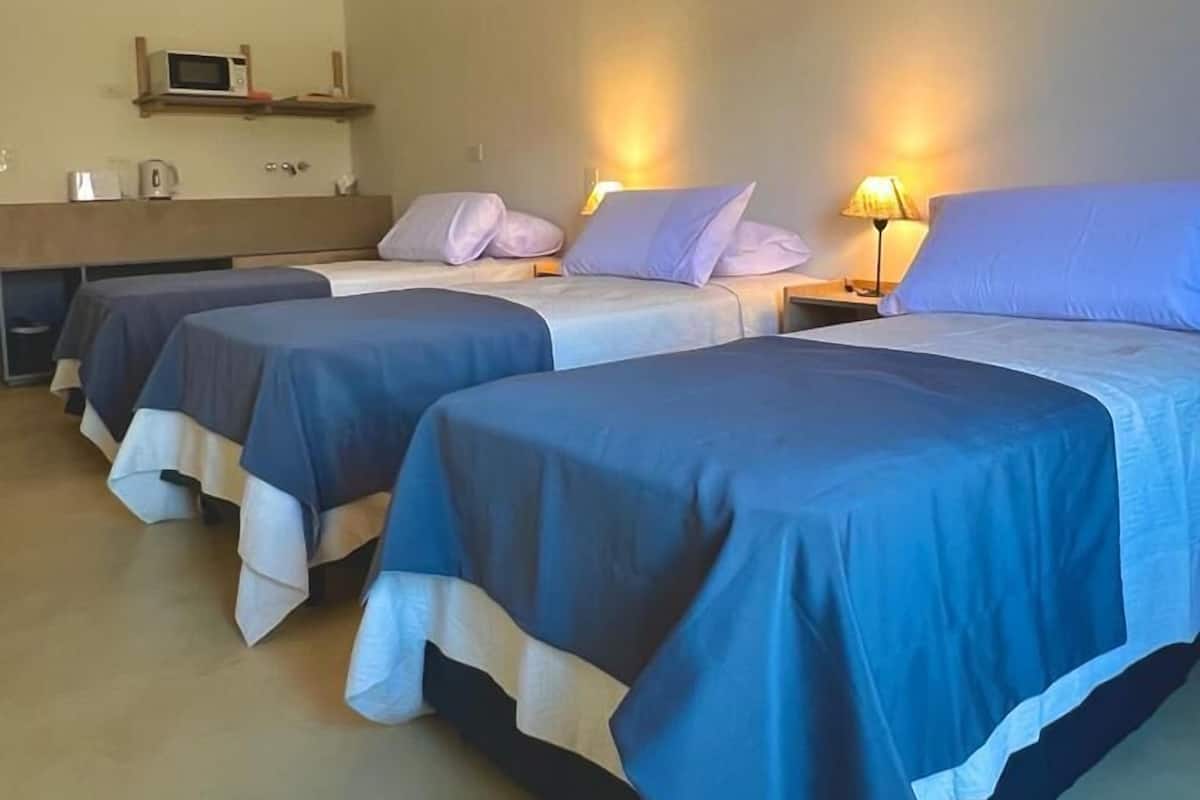 Klassieke driepersoonskamer, uitzicht op bergen | Luxe beddengoed, pillowtop-bedden, individueel gemeubileerd, een bureau