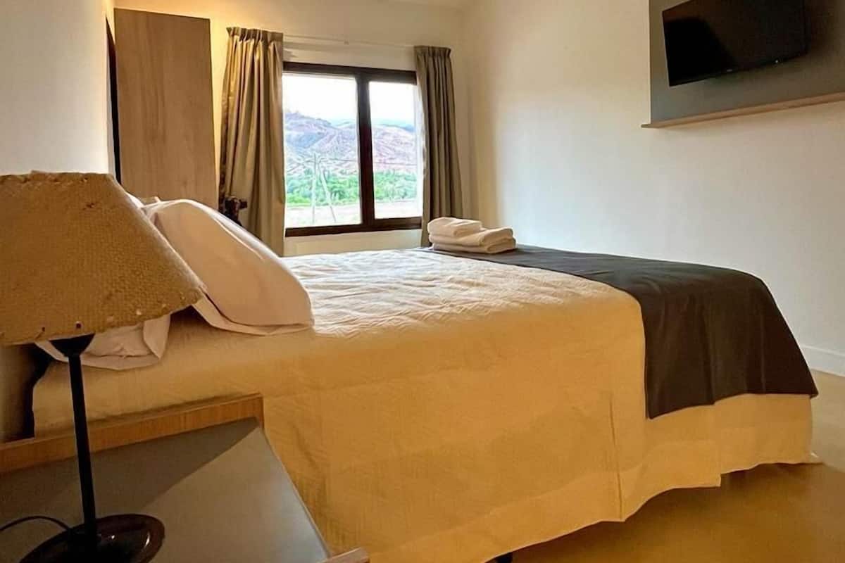 Habitación doble Deluxe, vista a la montaña | Ropa de cama de alta calidad, camas con pillow-top y escritorio 