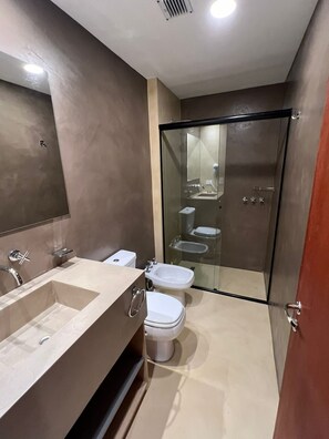 Classic Twin Room, 2 Twin Beds, Courtyard View | Bathroom | Shower, rainfall showerhead, free toiletries, hair dryer - Cerros del Norte  (Tilcara)