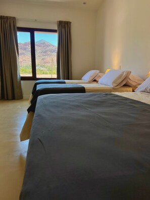 Luxe beddengoed, pillowtop-bedden, individueel gemeubileerd, een bureau