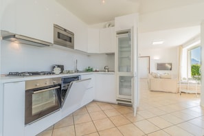 Een koelkast, een magnetron, een oven, een vaatwasser